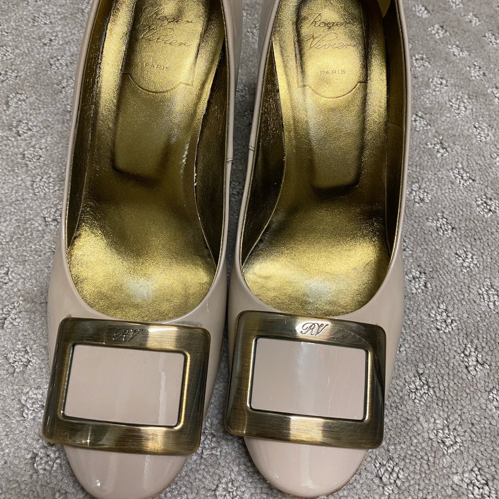 Roger Vivir Heels.